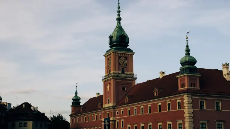 Zamek Królewski w Warszawie z charakterystyczną wieżą zegarową w historycznym centrum miasta.