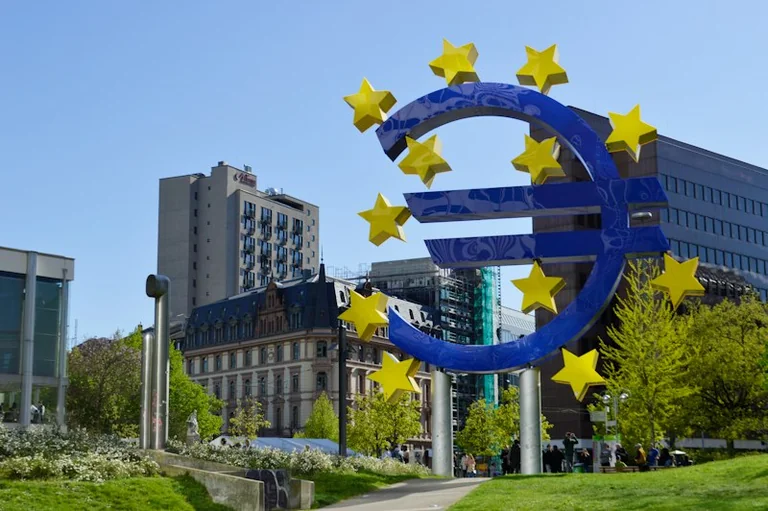 EBC paliko palūkanas nepakeistas. Co to znaczy w Polsce?