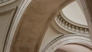 Historyczne wnętrze gdańskiego muzeum z charakterystycznymi łukami i klasyczną architekturą.