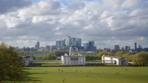 Widok na panoramę Canary Wharf z parku przy Królewskim Obserwatorium w Greenwich