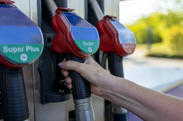 Koszt jazdy na 100 km: porównaj benzynę, diesel, LPG i prąd