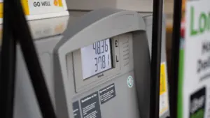 Nowoczesny dystrybutor paliwa na stacji benzynowej z czytelnym wyświetlaczem ceny i ilości paliwa.