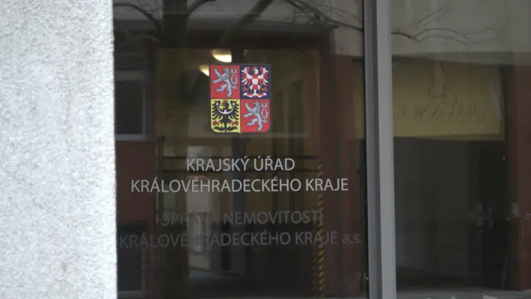 Znak urzędu regionalnego na szklanych drzwiach wejściowych do budynku administracyjnego