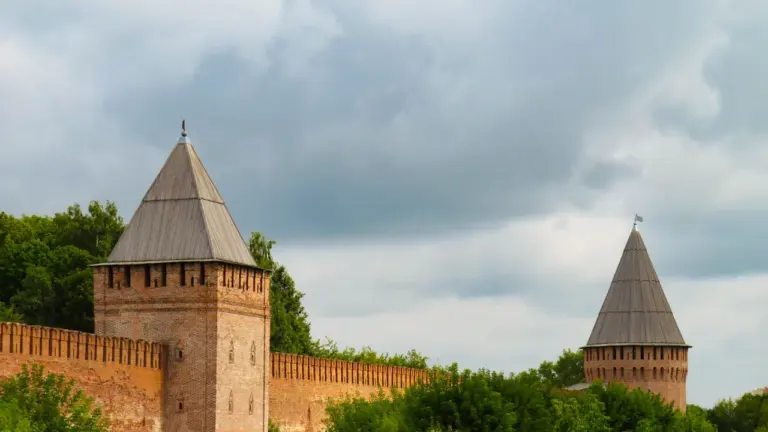 Historyczne mury obronne twierdzy w Smoleńsku z charakterystycznymi wieżami w tle.