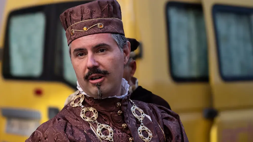 Mężczyzna w historycznym stroju nawiązującym do epoki oświecenia i postaci Wacława Rzewuskiego.